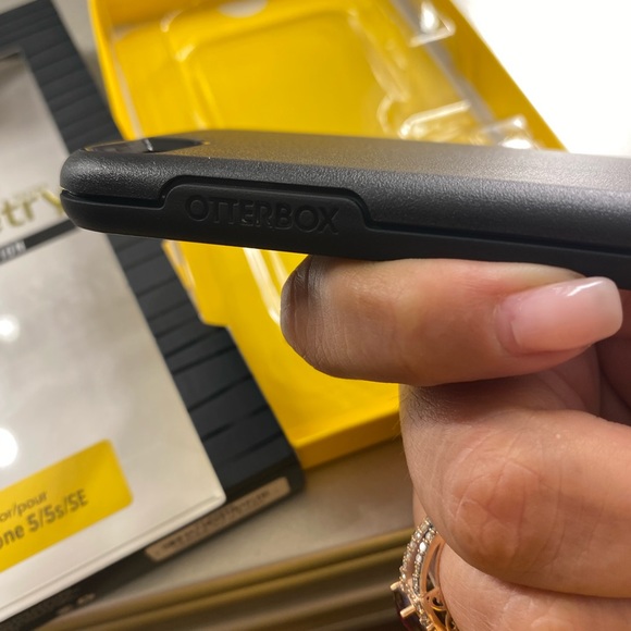 Otterbox Symmetry case for iPhone 5/5s/SE - Picture 5 of 6